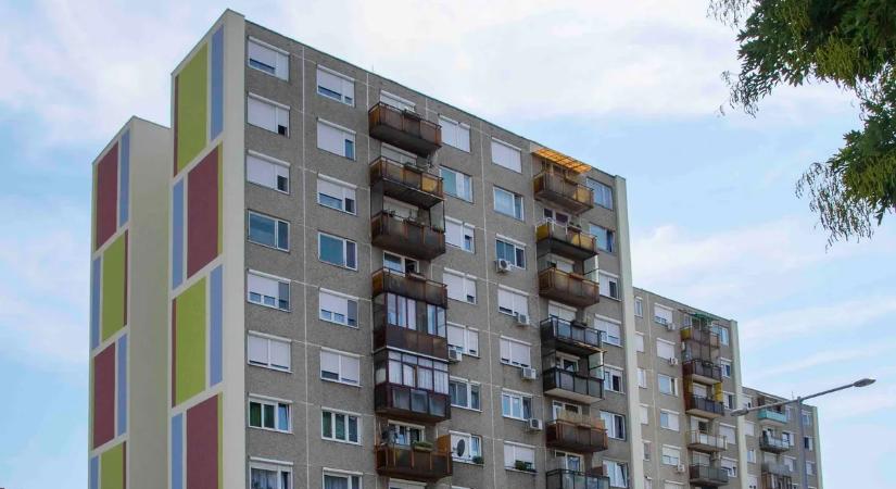 Életre kelt a borzalom: a 10. emeletről lökte ki barátnőjét Győrben