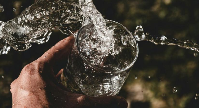 Tényleg napi 2 liter vizet kell inni? Egy nefrológus szerint ez az egyik legnagyobb tévhit a hidratálásról