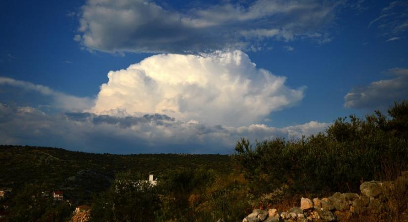 Zivatarok robognak át az országon, hat vármegyében figyelmeztetés érvényes