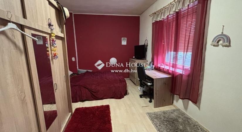 Kisvárosi idill a Bakony fővárosában – Háromszobás otthon eladó a városközpontban ( fotók)