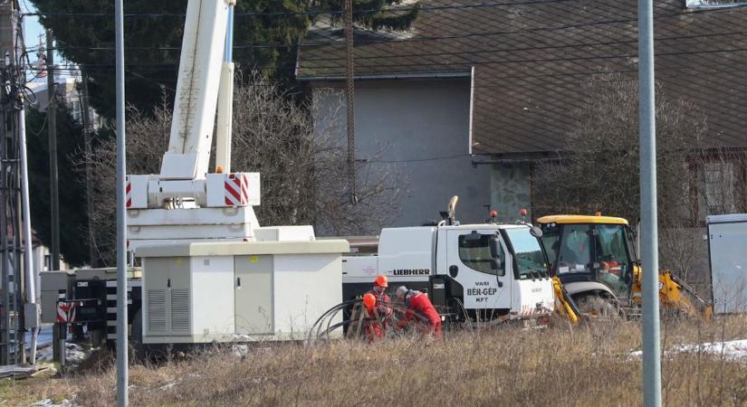 Arrébb tolta az ütközés ereje a trafóházat: Ismét áramszünet van a múlt heti baleset miatt Szombathelyen