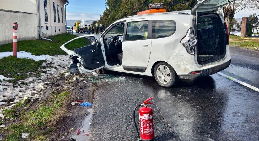 Tűzoltók emelték ki az egyik sofőrt - Helyszíni fotók a Nagysimonyinál történt balesetről