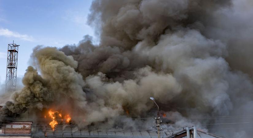Robbanás történt egy zalaegerszegi házban, a romok közül mentették ki a tulajdonost