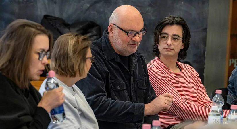 „Rengeteg a nevetés” – Zöldi Gergely dramaturg a Csengetett, Mylord? színpadi változatáról