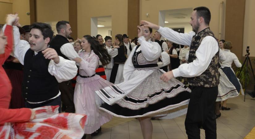 Népviseletes bál Nagyecseden –ezt látnod kell! (fotókkal)