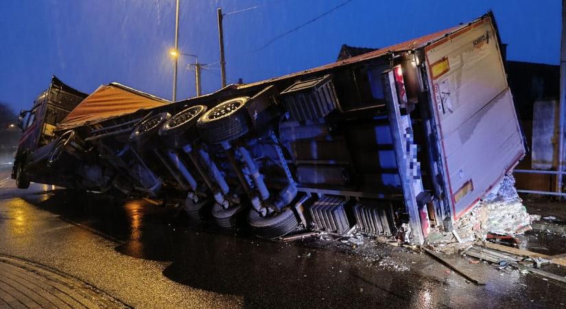 Oldalára borult egy kamion, lángoló otthonát próbálta menteni egy solti férfi – fotók