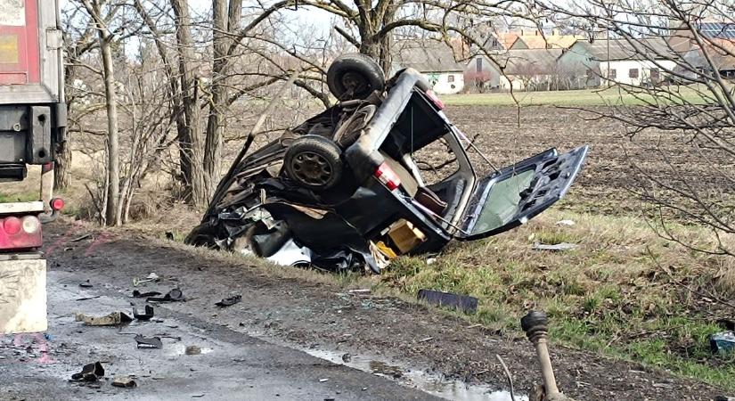 Tragédia az 51-esen: életét vesztette a sofőr a frontális karambolban – fotók