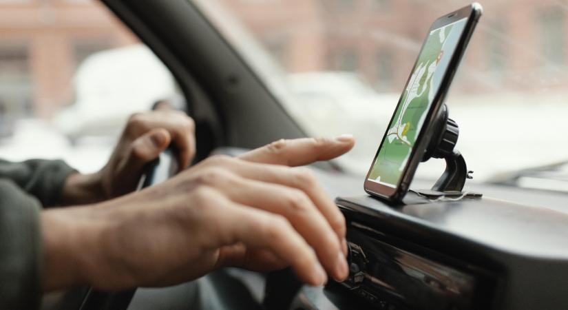 KRESZ: Egy rossz mozdulat autóvezetés közben, és máris jön az 52 ezres bírság meg a 3 büntetőpont