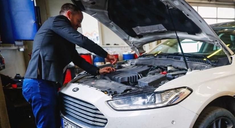 Nem jogtiszta szoftverekkel diagnosztizált az autószerelő, azonnal lecsapott a törvény szigor a 60 éves szakira