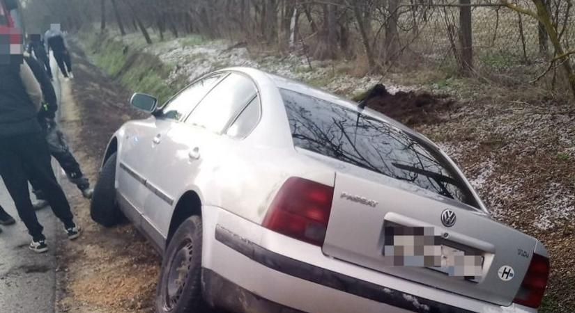 Két autó is árokba hajtott Nagydorogon