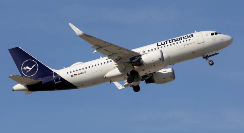 Több száz utasnak a Lufthansa gépein kellett éjszakáznia, miután elfogytak a buszok a müncheni reptéren
