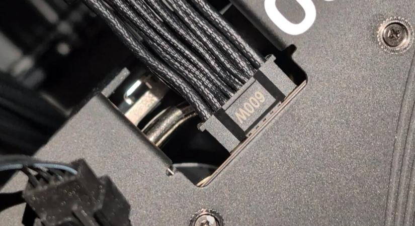 Idővel kicsúszik az aljzatból a 12V-2x6 tápkonnektor?