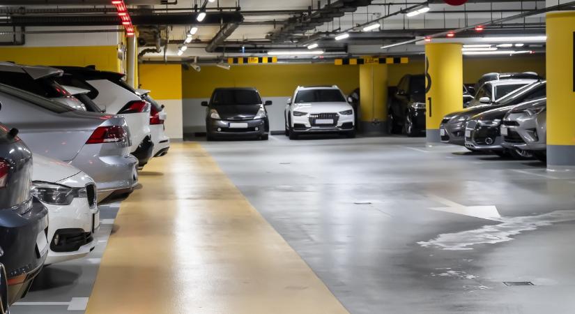 Meglépték, áremelés jön a kedvelt vidéki pláza parkolójában: ennek sokan nem fognak örülni, jövő héttől élesedik