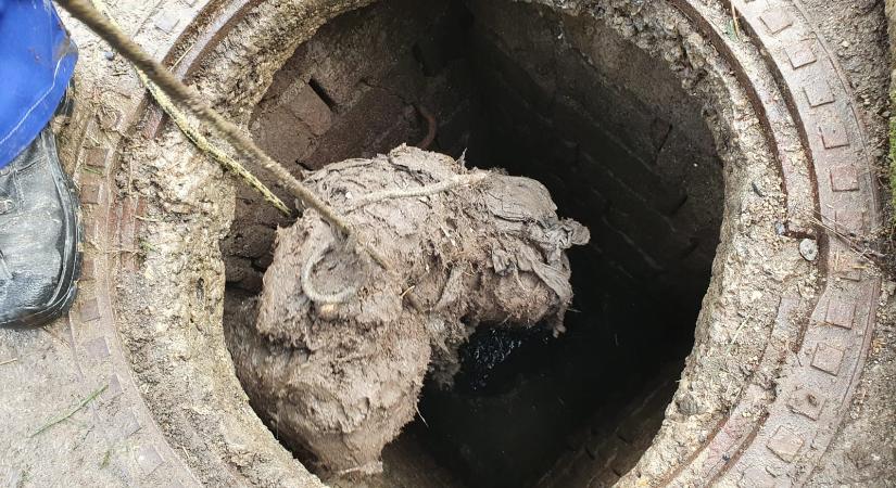 Szennyvízriadó Háromszéken: vécébe dobott szemét miatt dugul el a rendszer