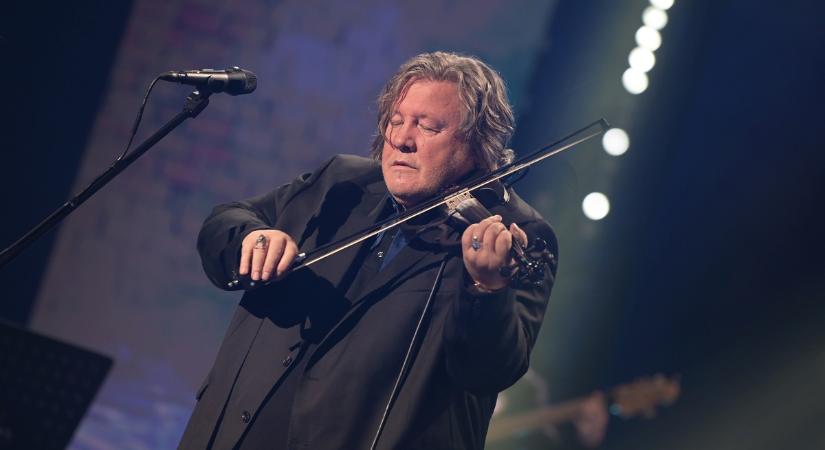 Szarka Tamás 24 állomásos turnéra indul Otthon vagyunk címmel