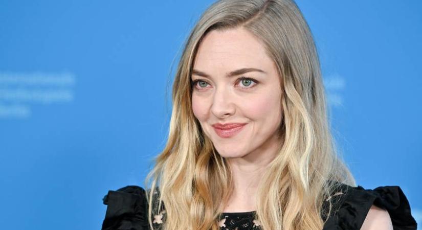 A hét szettje: Amanda Seyfried átlátszó ruhája nem titkolta, milyen színű fehérneműt viselt