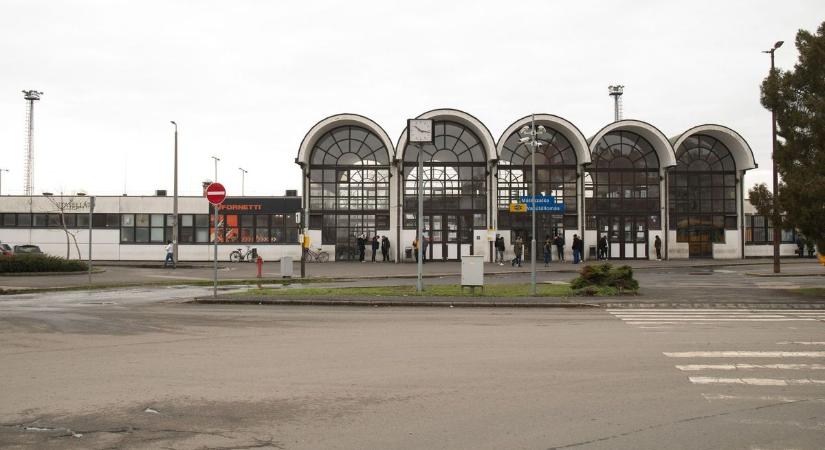 Új mosdó, modern utascsarnok: így újul meg a szatmári település vasútállomása!