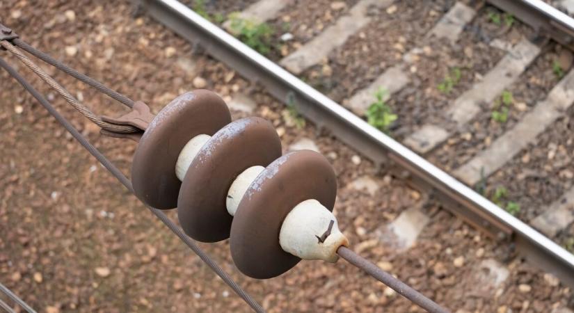 Leszakadt egy felsővezeték hétfő hajnalban – bejelentést tett a MÁV