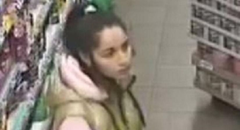 Ez a zöld mellényes amazon elfelejtett fizetni Kaposváron, bárki segíthet neki megtalálni a kasszát