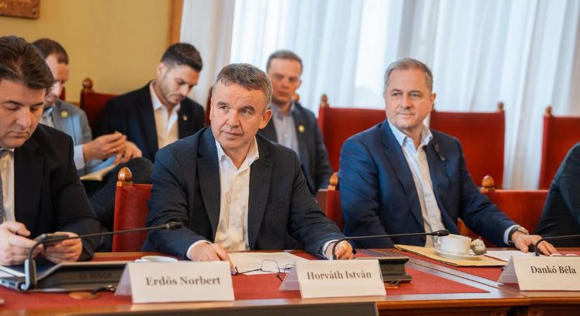 Benne van a munka sűrűjében az országgyűlési képviselő