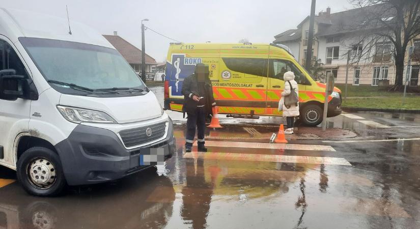 Gyalogost gázolt egy kisbusz Nyíregyházán (fotók)