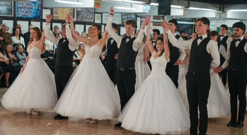 Megható pillanat a Dobós bálon: a leukémiából felépülő fiú is parkettre lépett