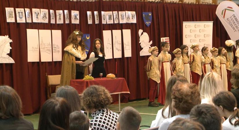 Debreceni diákok mérték össze tudásukat Mátyás király születésnapján – videóval