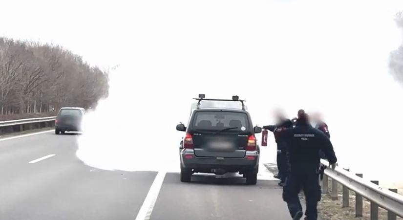 Autótűz Mezőkeresztesnél: rendőrök oltottak