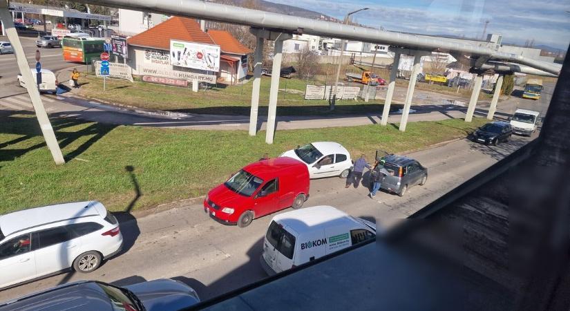Szürreális jelenetek a Siklósi úton: a lerobbant Suzukit nekitolták egy másik autónak (VIDEÓ)
