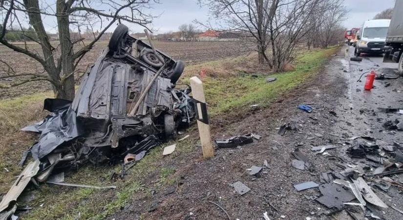 Halálos ütközés az 51-esen: sokkoló, ami az autóból maradt – képekkel és videóval