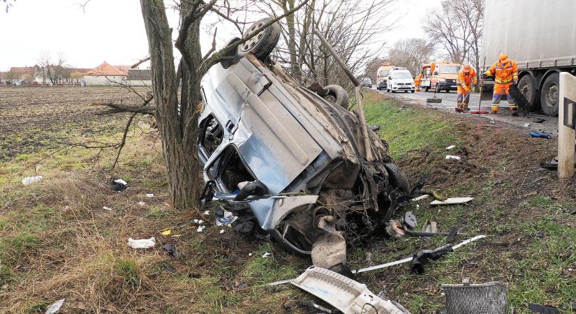 Képeken az 51-es főúton történt borzalom