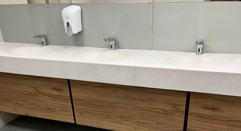 Valóban tragikus lenne a bevásárlóközpont fizetős vécéje?