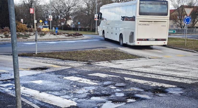 Autósok figyelem! Brutális a kátyúhelyzet Szombathelyen