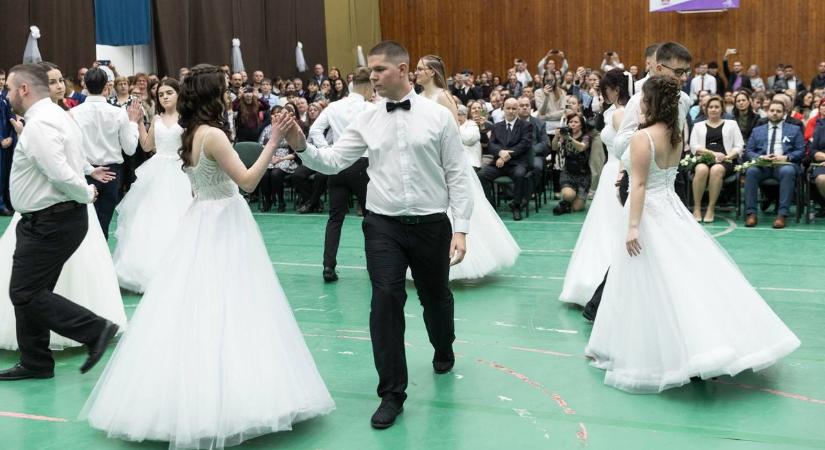 Szalag és tánc: megható este a végzősök tiszteletére a zalai középiskolában (galéria)