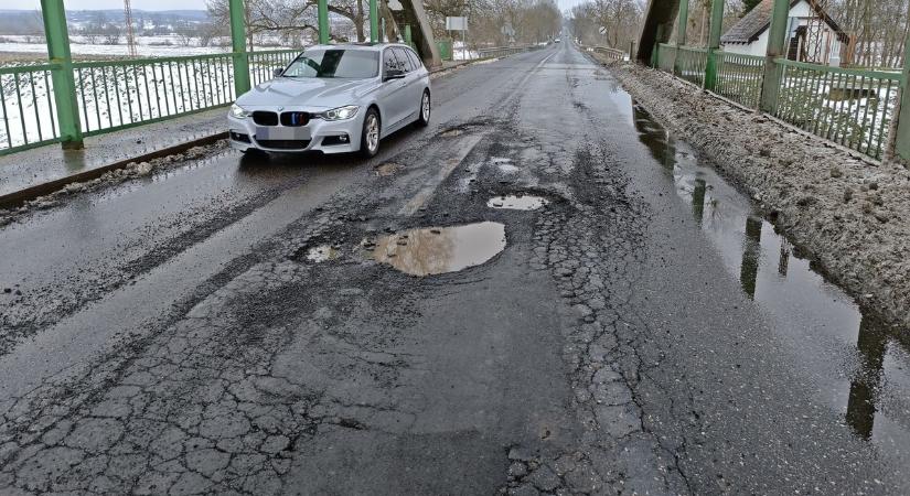 Szinte alkalmatlan a közlekedésre ez a forgalmas zalai útszakasz