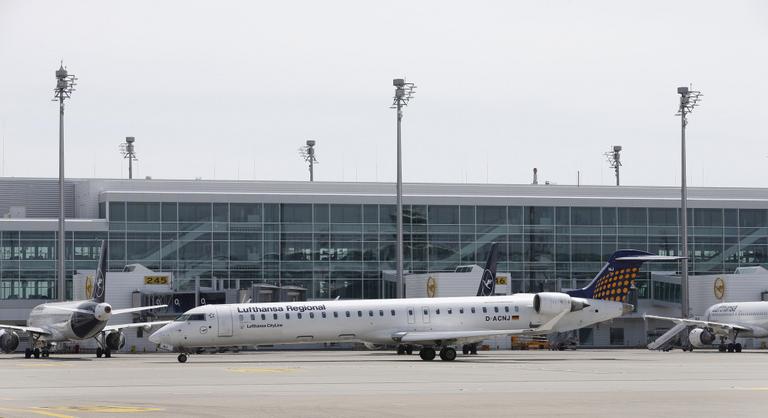 Megbénította a müncheni repülőteret a havazás, több mint 500 utas éjszakázott a gépeken