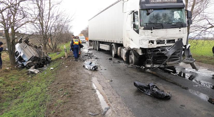 Tragédia az 51-es főúton: nem lehetett már megmenteni a sofőrt - Fotó  Videó