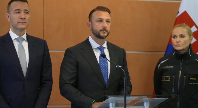 Tizenkilenc szlovákiai iskolát, köztük egy somorjait érintenek a fenyegetések, a rendőrség nagy erőkkel nyomoz