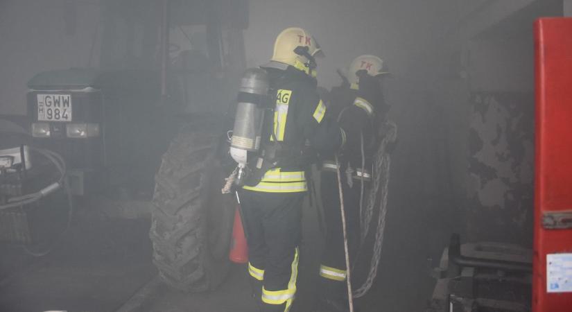 Füstmérgezést szenvedett egy dolgozó a műhelyben, videón a tűzoltók bevetése