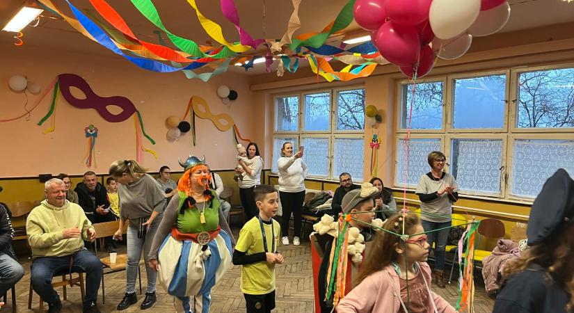 Farsangi vidámság Szikáncson