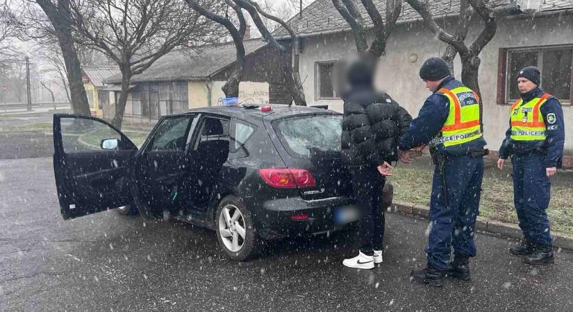 Videón az ittas sofőr, ahogy elsodorja a motorost és elhajt a helyszínről