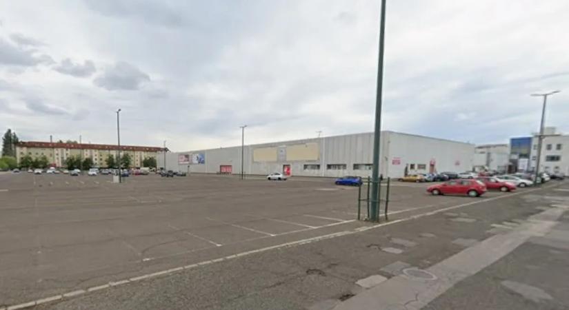 Tűz a Pólus Centerben: dolgozók oltották a lángokat, evakuálták a plázát