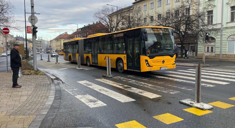 Figyelem, ha elkerülnéd a dugót! – Csak a külső sávból lehet jobbra kanyarodni a Széchenyi térre