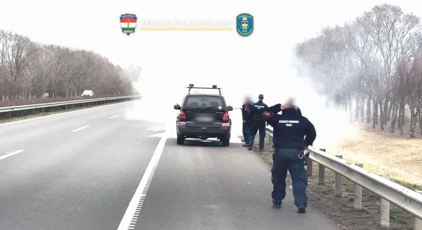 Tegyék meg a lottót a balmazújvárosi rendőrök! Hát nem körözött ült a kigyulladt kocsiban? – videóval