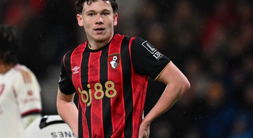 Rendkívüli titkos üzenetet találtak Tóth Alex mezén, amit Orbán Viktornak adott, itt a piros-fekete Bournemouth-mez különleges sztorija