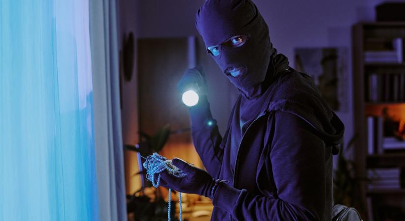 4,6 millió forint értékű ékszert loptak el egy ékszerboltból