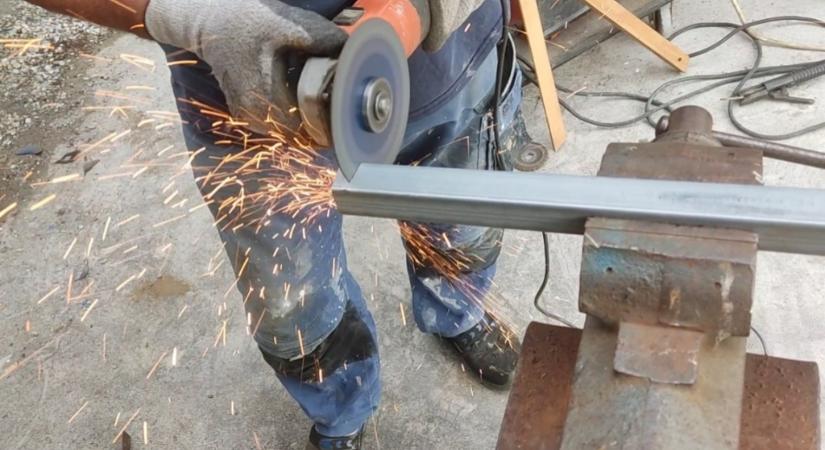 Olvasónk maga készítette állítható magasságú íróasztalát: megmutatta, hogyan!