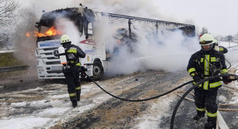 Porig égett egy kamion az M7-esen