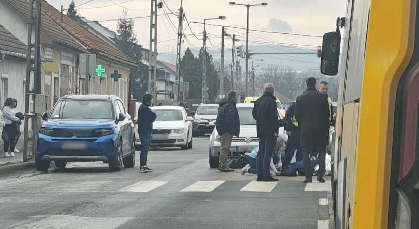 Gyalogost gázoltak a gyalogátkelőhelyen a 26-oson – helyszíni fotók!