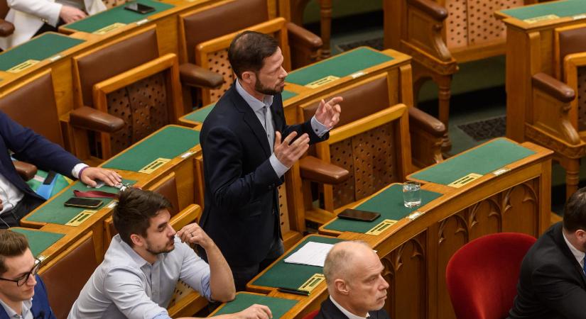 „Miniszterelnök úr, harminckétszer hangzott el, hogy Ukrajna, az nem hangzott el, hogy mi a helyzet Samsung vármegyében”